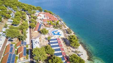 Uitzicht op de Adriatische Zee vanaf de terrassen van Amadria Park Camping Trogir