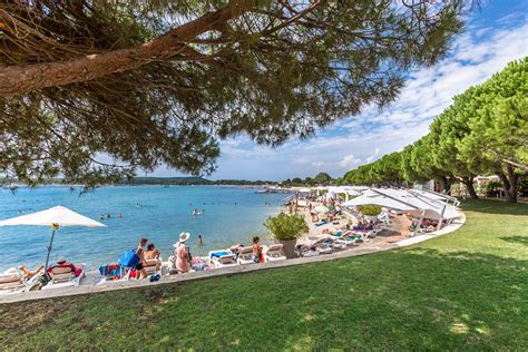Zonsondergang bij Park Plaza Belvedere Medulin, met het strand op de voorgrond