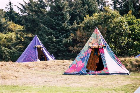 Een sfeervol ingerichte tipi met een kampvuurplaats buiten