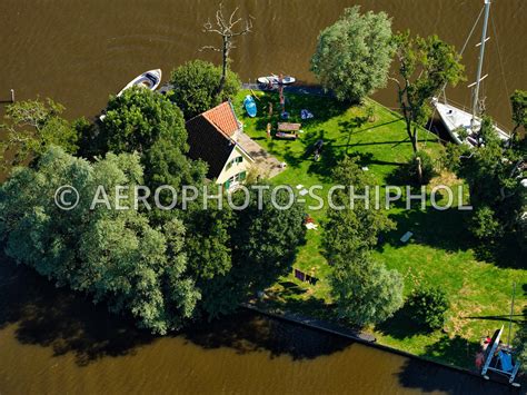 Luchtfoto van het kleine eilandje met de tipi's verspreid tussen het groen