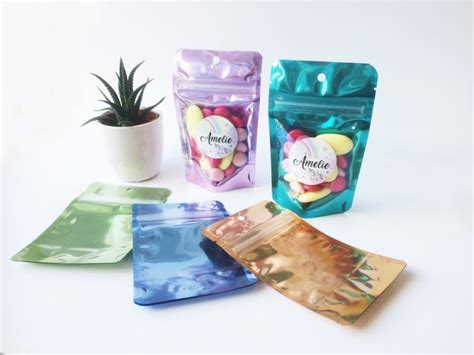 Illustratie van een doorzichtig, hersluitbaar zakje met daarin diverse kleine flesjes (parfum, crème, tandpasta) die voldoen aan de 100 ml regel.