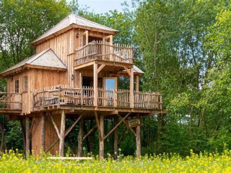 Collage van diverse bijzondere accommodaties in Duitsland: boomhut, kasteel, wijnvat, safaritent.