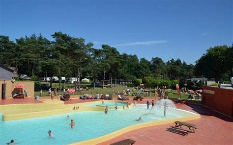Panoramisch uitzicht over Camping Samoza met grasvelden, bomen en accommodaties
