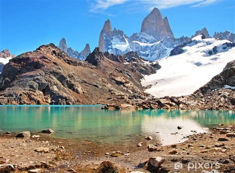 Foto van een adembenemend landschap in Patagonië, Argentinië, met bergtoppen en een gletsjer in de verte.