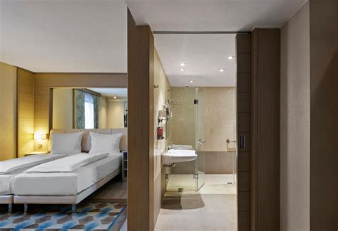 Interieurfoto van een stijlvol ingerichte kamer in het TITANIC Comfort Berlin Mitte