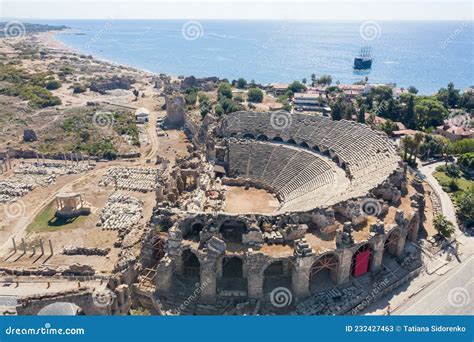 Panorama van de oude stad Side met ruïnes en de zee op de achtergrond