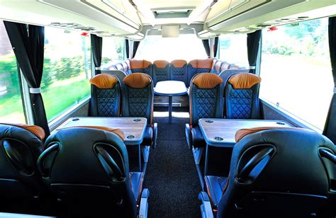 Interieur van een luxe touringcar met ruime stoelen en voorzieningen