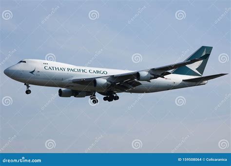 Vliegtuig van Cathay Pacific dat opstijgt bij zonsopgang
