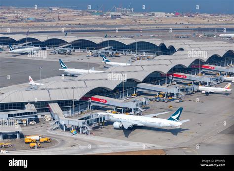 Luchtfoto van Hong Kong International Airport met de loungeruimtes van Cathay Pacific
