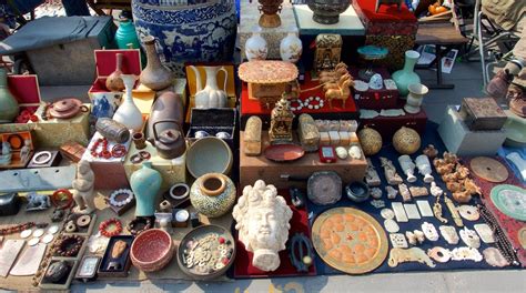 Foto van de Panjiayuan Antiekmarkt met diverse antieke voorwerpen