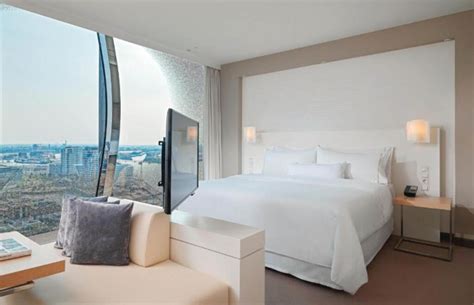 Luxe hotelkamer met uitzicht over de skyline van Beijing