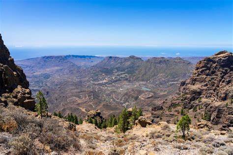 Groene vallei in het binnenland van Gran Canaria met traditionele huizen