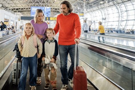 Illustratie van de drukte op Düsseldorf International Airport met veel vliegtuigen en passagiers.