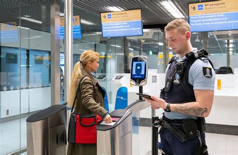 Infographic met tijdsindicaties voor paspoortcontrole, bagage ophalen en overstaptijden op Düsseldorf Airport.