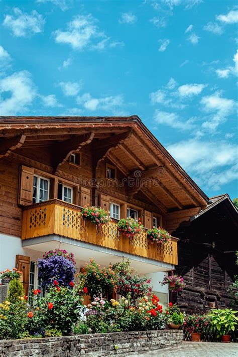 traditionele Zwitserse chalets met houten balkons en bloemdecoraties