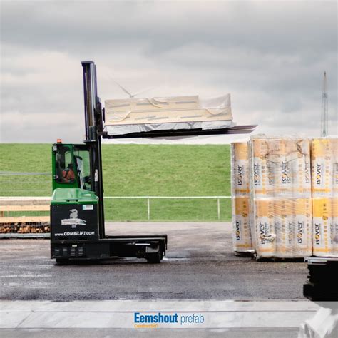 Vrouw die een backpack inpakt met focus op het minimaliseren van gewicht