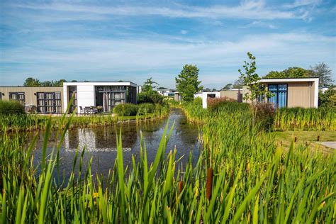 Luchtfoto van EuroParcs Bad Hulckesteijn met het Nijkerkernauw op de achtergrond