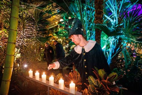 Nachtfoto van de Orchideeën Hoeve verlicht met duizenden kaarsen