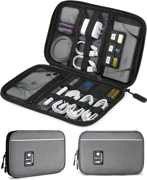 Verschillende reisaccessoires zoals paspoorthoes, packing cubes en powerbank.