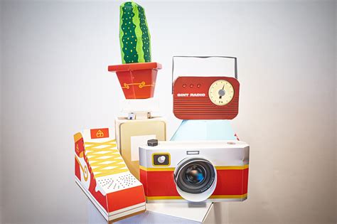 Voorbeelden van creatieve Sinterklaas surprises: een koffer, een camera en een snoephuisje.