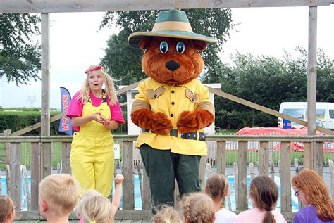 een mascotte beer die rondloopt op een vakantiepark