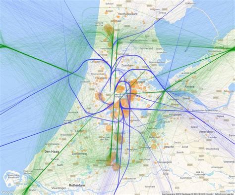 Illustratie van de vliegroutes en corridors boven Nederland, met Schiphol als centraal punt.