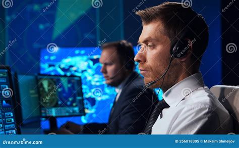 Foto van een team van luchtverkeersleiders in de controlekamer.