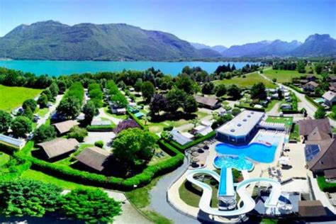 Zwembadcomplex op een camping aan het Meer van Annecy