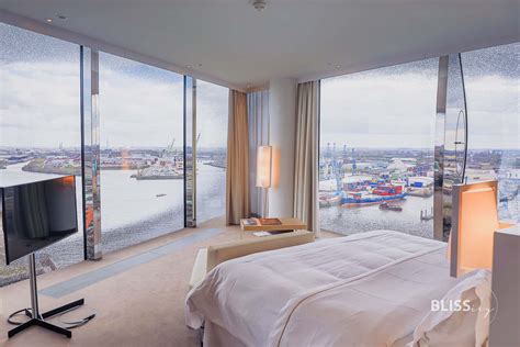 Panoramisch uitzicht vanuit het Westin Hamburg hotel op de Elbphilharmonie en de haven