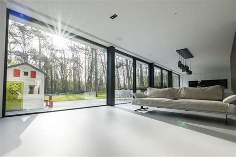 Indrukwekkende foto van een modern chalet met grote ramen en uitzicht op zee