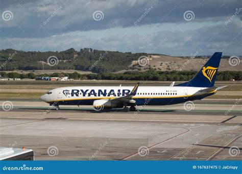 Vliegtuig van Ryanair dat opstijgt