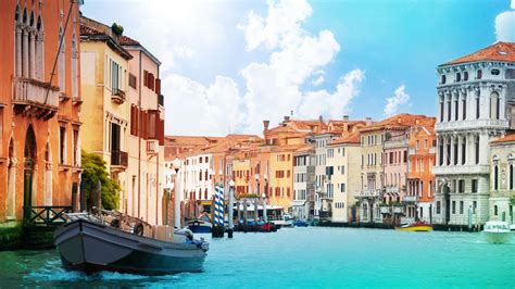 Uitzicht op het Canal Grande in Venetië met typische gebouwen