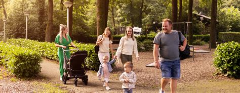 een gezin dat geniet van de faciliteiten op een vakantiepark
