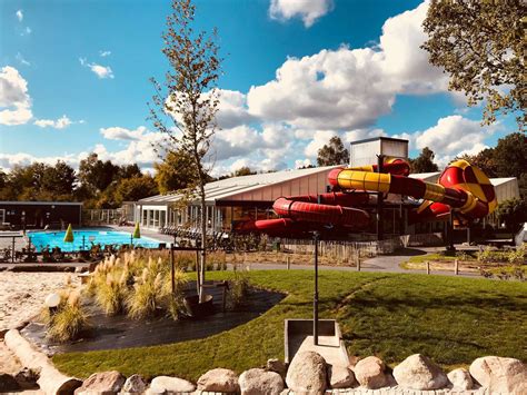 een overzicht van faciliteiten op een vakantiepark zoals een zwembad en speeltuin