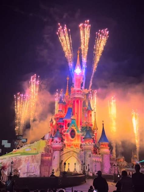 Artistieke impressie van het kasteel van Disneyland Paris met vuurwerk.