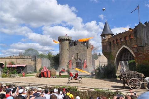 Een grootschalige historische re-enactment show in Puy du Fou met ruiters en publiek.