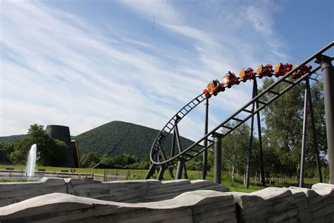 Dronefoto van Vulcania, een futuristisch gebouw omringd door vulkanisch landschap.