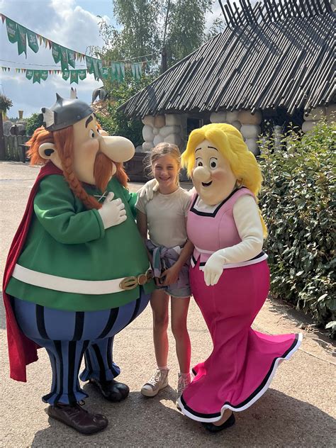 Een kleurrijke attractie in Parc Astérix met de bekende karakters Astérix en Obelix.