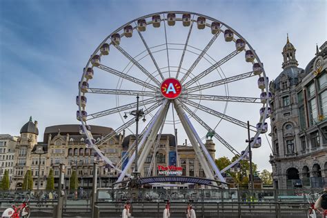 Overzichtsfoto van Nigloland met het reuzenrad en diverse attracties.
