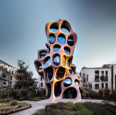 Een futuristisch gebouw in Futuroscope met lichtinstallaties.