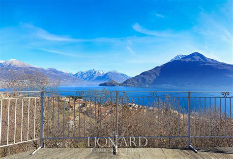 Panoramisch uitzicht op het Comomeer met omliggende bergen en villa's