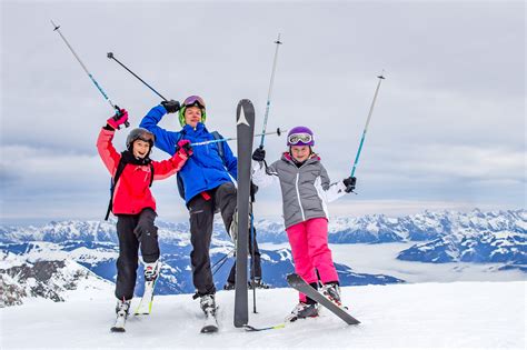 Illustratie van een gezin dat geniet van een wintersportvakantie, met een kind dat valt en pijn heeft.