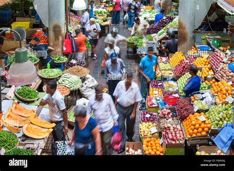 Kleurrijk straatvoedsel op de markt van Port Louis, Mauritius