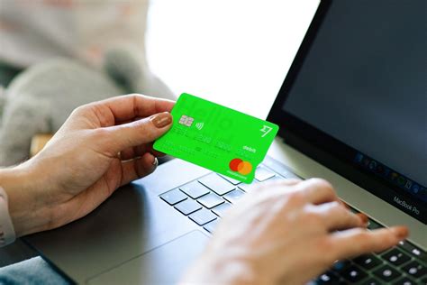 Infographic die de kosten van geldopnames met creditcard en betaalpas vergelijkt in verschillende scenario's.