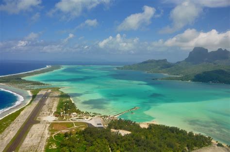 Bord met aankomsten en vertrekken op Bora Bora Airport