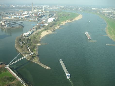 Panoramisch uitzicht over de Rijn in Düsseldorf met de Altstadt op de achtergrond