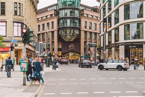 Impressie van de Königsallee in Düsseldorf met luxe winkels