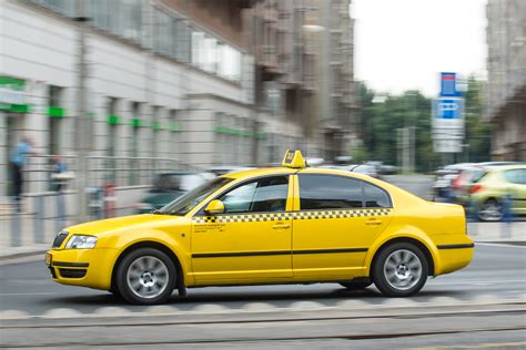 een moderne taxi op een luchthavenparkeerplaats