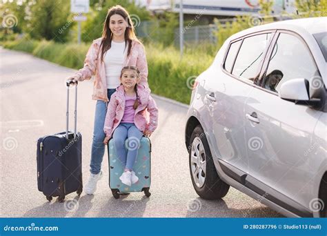 een gezin met bagage dat instapt in een taxi