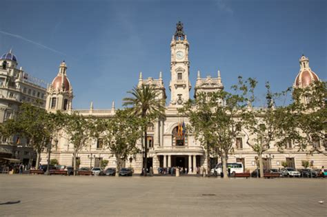 De indrukwekkende gevel van het stadhuis van Valencia